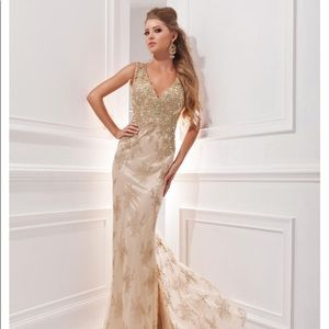 NWT Tony Bowls size 6